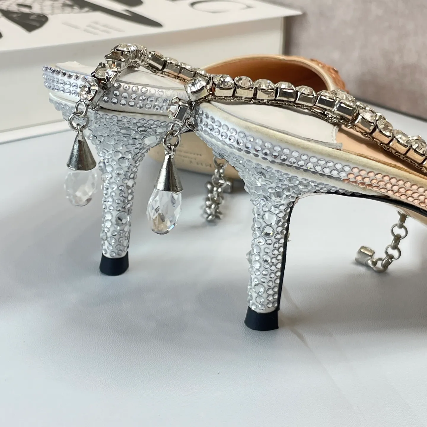 💕💕Factory direct selling price p680💕💕Jimmy Choo/Jimmy Choo classic diamond chain pointed toe crystal high-heeled sandals. Excellent crystal shoes, so beautiful that you can't take your eyes away. The shoe shape is very delicate and not too narrow and long. The internal space is enough to allow your toes to relax enough. The rhinestones outline a charming arc on the instep. It is simply beautiful. It has a 360-degree surrounding fairy atmosphere. Gorgeous without being exaggerated! ! The fabric is made of imported silk, with imported sheepskin lining. Customized A-grade Italian genuine leather sole. Heel height: 6.5 or 8.5. Size: 35-40 (41, 42, 43 customized, non-refundable)